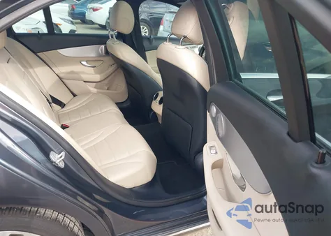 2015 Mercedes-Benz C 300 Luxury/Sport z USA, uszkodzony, nr VIN 55SWF4JBXFU076902